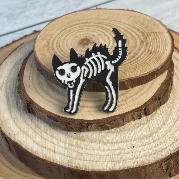 Scaredy-cat Skeleton Enamel Pin/ Brooch Lapel - Picture 3 of 6
